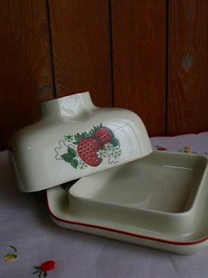 画像3: ポーランド製　イチゴ柄バターケース