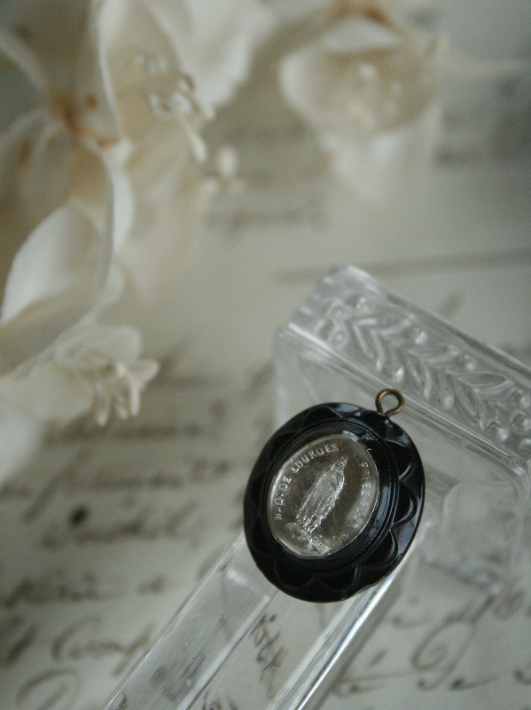 画像1: Medaille Lourdes verre noir